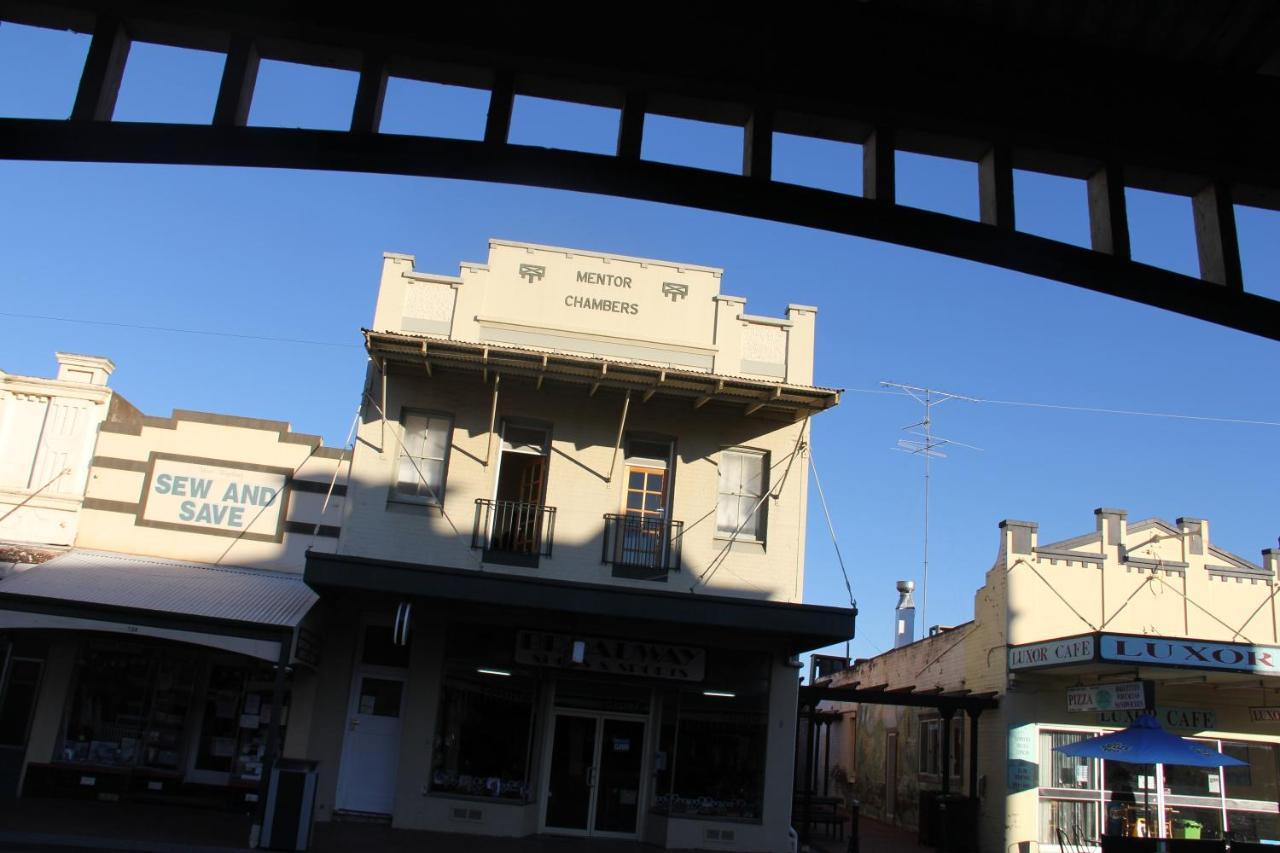 Mentor Chambers Apartment Bed & Breakfast West Wyalong Eksteriør bilde