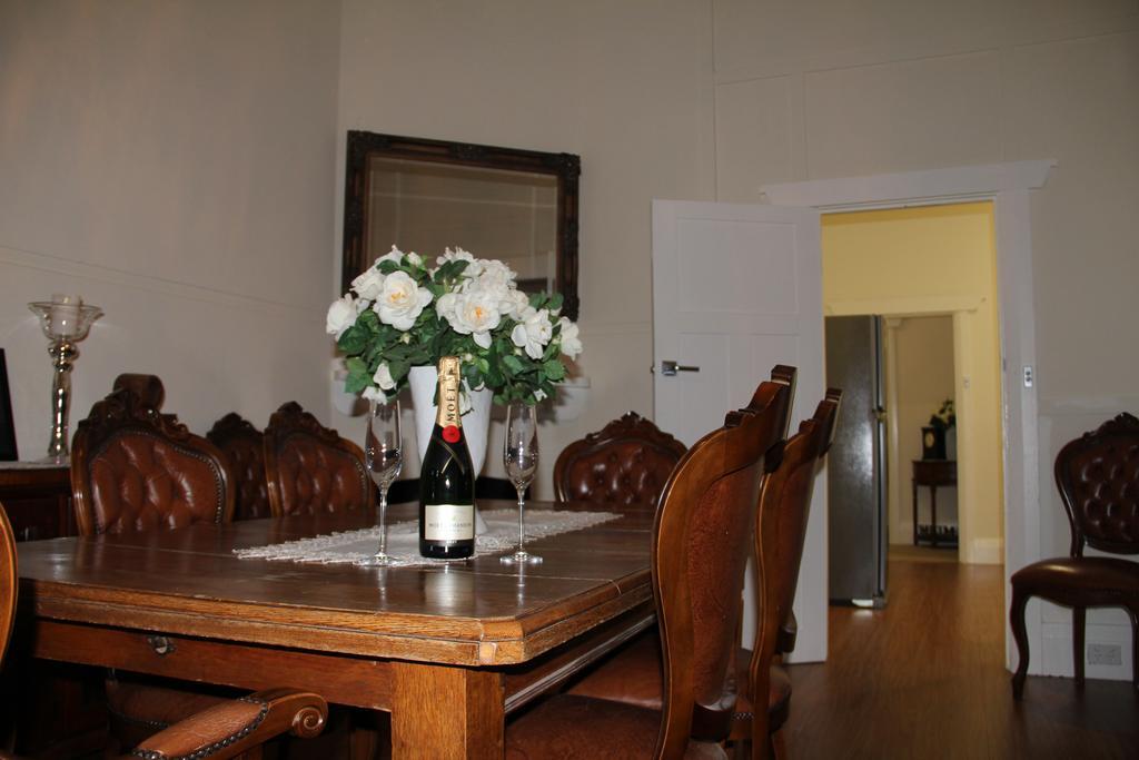 Mentor Chambers Apartment Bed & Breakfast West Wyalong Eksteriør bilde